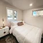 Beautiful And Elegant River Front Cottage