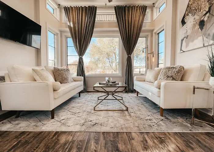 Beautiful And Elegant River Front Cottage